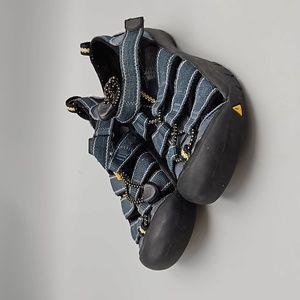 Keen Newport H2 Hiking Sandals Boy's sz 1 (1006557)